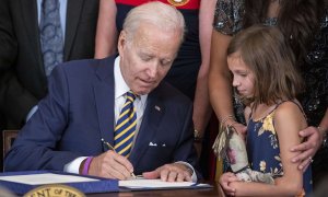 16/8/22 Biden firma una ley en la Casa Blanca, el pasado día 10 de agosto, en presencia de una niña.