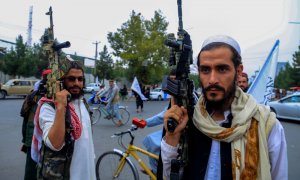 17/8/22 Dos hombres armados, durante la celebración del aniversario de la llegada de los talibanes al poder el pasado lunes.