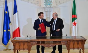 28/8/22 El presidente francés, Emmanuel Macron, y su homólogo argelino, Abdelmajid Tebune, durante la firma del acuerdo.