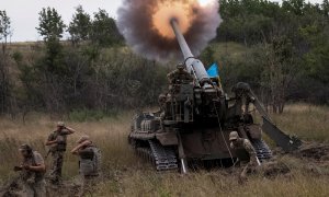 Militares ucranianos disparan un arma autopropulsada 2S7 Pion en una posición en la región de Donetsk, el 26 de agosto de 2022.