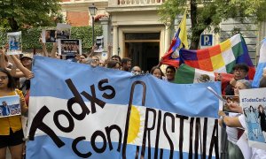 Manifestantes frente a la Embajada de Argentina en España para mostrar su solidaridad con la vicepresidenta, Cristina Fernández de Kirchner, en Madrid, a 2 de septiembre de 2022.