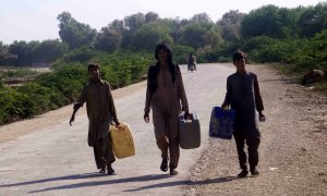 Varias personas afectadas por las inundaciones se trasladan a terrenos más altos en Kulachi, distrito de Dera Ismail Khan, provincia de Khyber Pakhtunkhwa, Pakistán, 02 de septiembre de 2022.