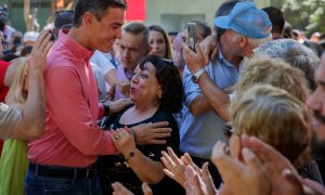 Pedro Sánchez saluda este sábado a los vecinos del sevillano barrio de Pino Montano.