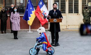 El presidente de Chile, Gabriel Boric, habla con los medios de comunicación después de votar durante un referéndum sobre una nueva constitución chilena, en Punta Arenas, Chile, el 4 de septiembre de 2022.