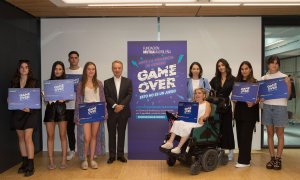 Los ganadores de la octava edición del concurso “Nos duele a todos” de la Fundación Mutua Madrileña, con su director Lorenzo Cooklin.