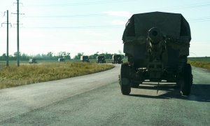 Camiones militares rusos remolcan piezas de artillería en una carretera en dirección a la región de Zaporizhzhia, a 8 de septiembre de 2022.