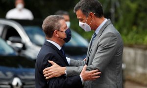 El presidente de Castilla-La Mancha, Emiliano García Page, junto al presidente del Gobierno, Pedro Sánchez, en una imagen de archivo.