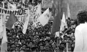 15/9/22 Xosé Manuel Beiras, de espaldas, en su discurso del Día da Patria de 1985 en Santiago, en un fotograma del documental "Setembro do 82".