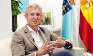 El presidente de la Xunta de Galicia, Alfonso Rueda, durante una entrevista en Santiago de Compostela, a 5 de agosto de 2022.