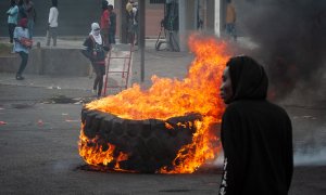 Personas encienden hoy neumáticos mientras protestan en Puerto Príncipe (Haití).