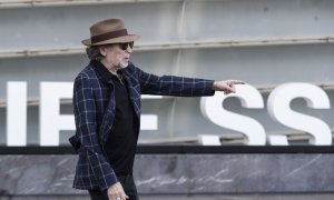 El cantante Joaquín Sabina, posa tras la presentación de su película 'Sintiéndolo mucho', de Fernando León de Aranoa, durante la celebración del Festival Internacional de Cine de San Sebastián.