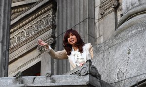 La actual vicepresidenta y expresidenta de Argentina, Cristina Fernández de Kirchner, saluda desde un balcón del Congreso luego de pronunciar un discurso público en su defensa
