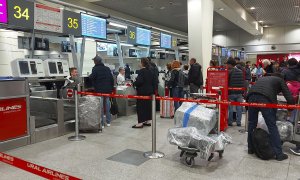 Colas en el mostrador de facturación del aeropuerto de Domodédovo en Moscú, Rusia. Los rusos buscaban billetes de avión para salir del país.