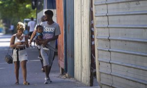 23/09/2022-Una familia camina por las calles de La Habana (Cuba), este viernes 23 de septiembre del 2022