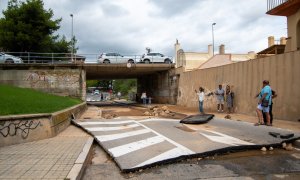 Los vecinos inspeccionan el estado de la carretera tras las inundaciones en Tarragano, a 24 de septiembre de 2022.