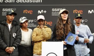 La realizadora colombiana Laura Mora, agradece junto a los protagonistas de su película 'Los reyes del mundo' el premio Feroz que ha recogido durante un acto celebrado este sábado en la 70 edición del Festival de Cine de San Sebastián.