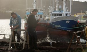 30/9/22 Dos marineros, en el puerto de Celeiro, en Viveiro (Lugo), uno de los más afectados por la medida.