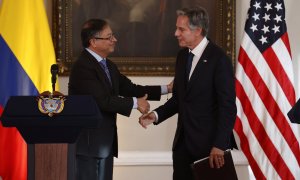 El presidente de Colombia Gustavo Petro le da la mano al secretario de Estado de Estados Unidos, Antony Blinken, tras una rueda de prensa este lunes en la Casa de Nariño en Bogotá (Colombia).