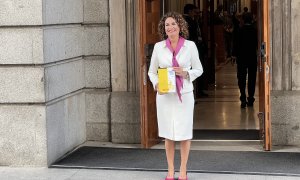 La ministra d'Hisenda, María Jesús Montero, amb el projecte de pressupostos generals de l'Estat de 2023.