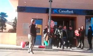 Ocho activistas de la PAH podrían ir a la cárcel por intentar parar el desahucio de Paola y sus tres hijos en Guadalajara