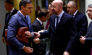 El presidente Pedro Sánchez, habla con el presidente del Consejo Europeo , Charles Michel, durante la cumbre de líderes de la Unión Europea en Bruselas, Bélgica, el 20 de octubre de 2022