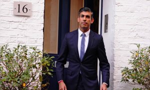 Rishi Sunak, candidato conservador fuera de su casa en Londres