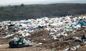 Imagen de archivo de residuos de plásticos en el exterior del Parque Tecnológico de Valdemingómez, a 22 de abril de 2019.