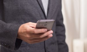 Un hombre con su teléfono móvil (Archivo)