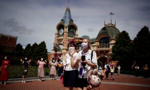 Las personas que usan máscaras faciales visitan el Shanghai Disney Resort, mientras el parque temático Shanghai Disneyland reabre después de haber estado cerrado por el brote de la enfermedad coronavirus (COVID-19), en Shanghai, China