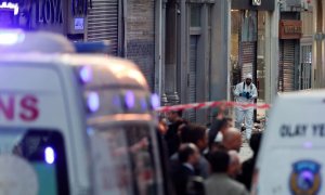 Un técnico forense sostiene una cámara en la escena después de una explosión en la concurrida calle peatonal Istiklal en Estambul, Turquía.