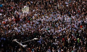 Más de 200.000 personas, según Delegación del Gobierno, y hasta 670.000, según los convocantes, han clamado en Madrid contra la gestión sanitaria de Ayuso este domingo.
