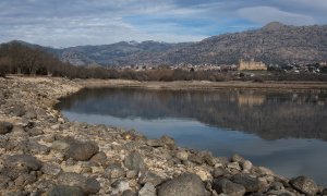 Vista general del Castillo de Manzanares El Real desde el embalse de Santillama, situado en la Sierra de Guadarrama.