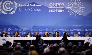 El Ministro de Relaciones Exteriores de Egipto y presidente de la COP27 de Egipto, Sameh Shoukry, asiste a una sesión informal de balance durante la cumbre climática de la COP27, en Sharm el - Sheikh , Egipto.