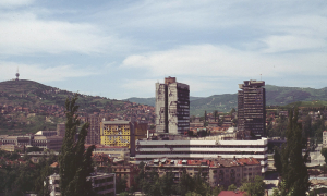 El Holiday Inn de Sarajevo, al fondo en una imagen de 1996.