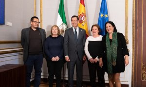 El presidente de la Junta con las hermanas de García Caparrós.