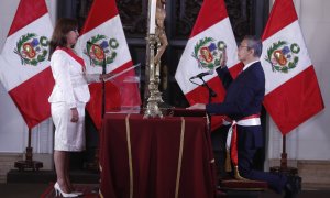 La presidenta de Perú, Dina Boluarte, toma juramento a su primer ministro, Pedro Miguel Ángulo Arana, durante una ceremonia en el Palacio de Gobierno de Lima (Perú).