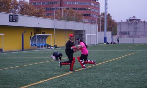 Les noies del criquet entrenant al camp de Baró de Viver.