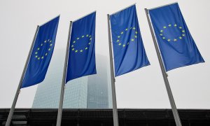 Banderas de la UE delante de la sede del BCE, en Fráncfort. REUTERS/Wolfgang Rattay