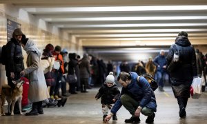 Los habitantes de Kiev utilizan su red de metro como refugio ante el ataque con misiles rusos, a 16 de diciembre de 2022.