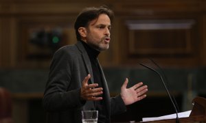 El diputado de Unidas Podemos Jaume Asens interviene durante el pleno extraordinario del Congreso de los Diputados celebrado este jueves en Madrid.