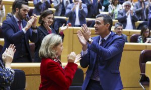 El presidente del Gobierno, Pedro Sánchez es aplaudido por su grupo tras intervenir en el pleno del Senado, este miércoles en Madrid
