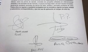 La firma de Vox para apoyar la enmienda del PSOE que saca a los perros de caza de la Ley de Protección Animal aparece tachada.