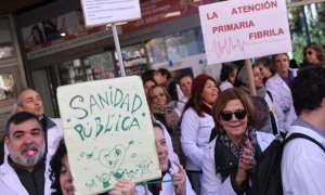 Varios manifestantes exigen la mejora de la Atención Primaria en la Sanidad Pública, frente a la Asamblea de Madrid, a 1 de diciembre de 2022