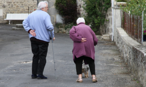 Fotografía de una pareja de ancianos.