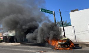 Vista de un vehículo calcinado hoy tras los enfrentamientos de fuerzas federales con grupos armados, en la ciudad de Culiacán, estado de Sinaloa (México).