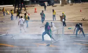 Seguidores de Bolsonaro lanzan objetos a la Policía tras invadir el Congreso de Brasil.