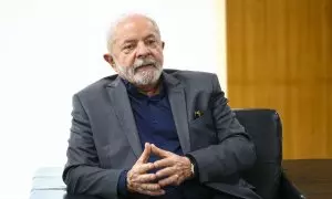 El presidente brasileño, Luiz Inacio Lula da Silva, se reúne con funcionarios del gobierno en el Palacio del Planalto.