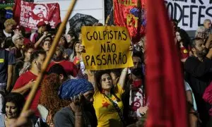 Una mujer sujeta una pancarta en la que se lee "Los golpistas no pasarán" en Río de Janeiro a 10 de enero de 2023