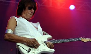 Jeff Beck de Gran Bretaña se presenta durante un concierto de la serie Moon and Stars en la Piazza Grand en Locarno, Suiza, el 10 de julio de 2010