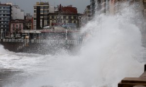 La borrasca Fien provoca un fuerte oleaje en Gijón